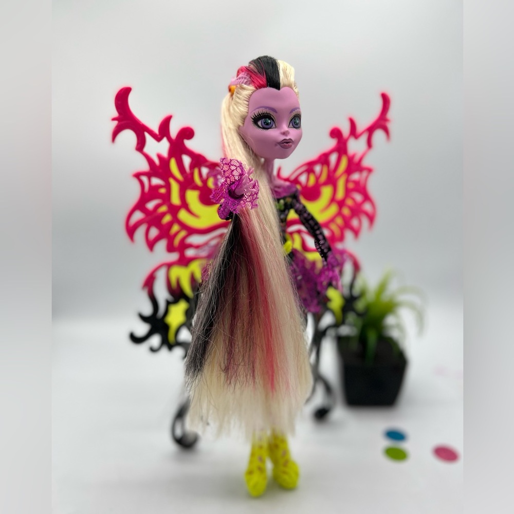 Monster High BONITA FEMUR Freaky Fusion Hybrid of Skelton & Moth Discontinued - Picture 2 of 15